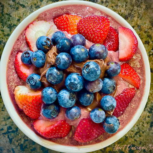 The-Perfectly-Easy-and-Healthy-Summer-Lunch-Homemade-Acai-Bowls HartDesignCo