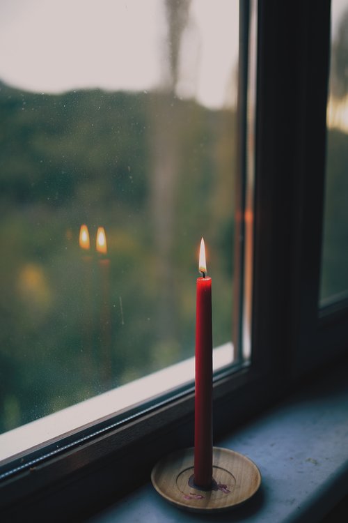 A Christmas Tradition: A Candle in Your Window